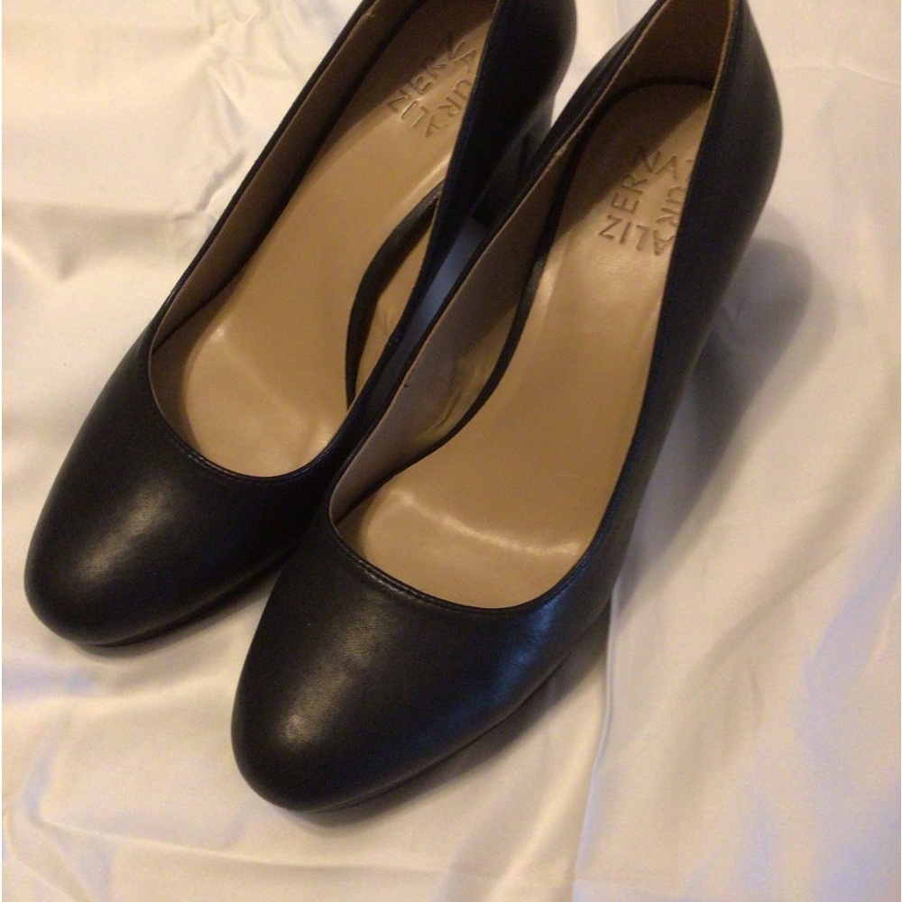 Naturalizer pumps.